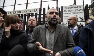 El escritor italiano Roberto Saviano se dirige a los medios de comunicación tras una vista por una demanda por difamación de la actual primera ministra italiana, Giorgia Meloni, en Roma, Italia, el 15 de noviembre de 2022