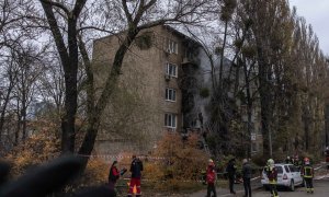 15-11-22 Bomberos ucranianos existen el fuego ocasionado por un ataque ruso en Kiev.