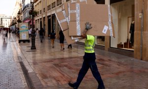 Un trabajador transporta cartones en Málaga, España 27 de octubre de 2022.