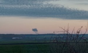 Imagen tomada desde Nowosiolki (Polonia) en la que se puede ver el humo elevándose en la distancia tras varias explosiones cerca de la frontera con Ucrania, a 15 de noviembre de 2022.