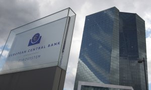 El logo del Banco Central Europeo (BCE) delante de su sede en Fráncfort. AFP/Daniel Roland