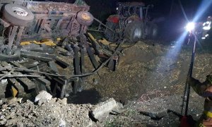 Un vehículo dañado yace junto a un cráter formado en el sitio de una explosión en Przewodow, un pueblo en el este de Polonia cerca de la frontera con Ucrania, a 16 de noviembre de 2022.