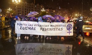 Un grupo de personas participa en una manifestación convocada por la Comisión 8 de Marzo contra la violencia machista en Santander, a 25 de noviembre de 2021.