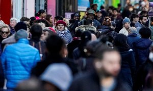 Un grupo de personas caminan por una calle de Nueva York, cuando el mundo sobrepasa los 8.000 millones de habitantes