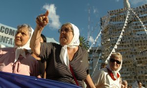 Imagen de archivo tomada el 25 de enero de 2006 de la líder de las Madres de la Plaza de Mayo, Hebe de Bonafini, y algunas de sus compañeras encabezando la 25 Marcha de la Resistencia, en Buenos Aires.
