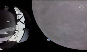 Aproximación de la nave Orion a la Luna, con la Tierra al fondo.