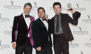 Los productores Jamie Campbell, Ben Taylor y el actor Asa Butterfield posan con su Premio Emmy a la Mejor Comedia en la sala de prensa de los Premios Emmy Internacionales 2022 en Nueva York
