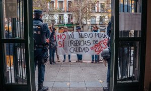 Dos agentes de Policía Nacional frente a una concentración de los sanitarios de urgencia extrahospitalaria, frente a la Consejería de Sanidad, a 21 de noviembre de 2022, en Madrid (España).