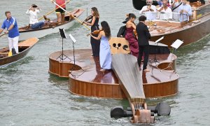 Un grupo de músicos toca en un espectáculo por los canales de Venecia, Italia.