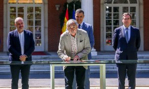 El presidente del Gobierno, Pedro Sánchez, con los secretarios generales de UGT, Pepe Álvarez, y de CCOO, Unai Sordo, y el presidente de CEOE, Antonio Garamendi, en la firma del acuerdo para la reforma de las pensiones, en los jardines del Palacio de la M