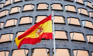 Bandera de España en el Tribunal Constitucional el día en que toman posesión de su cargo los nuevos magistrados del TC, en la sede del Tribunal Constitucional, a 18 de noviembre de 2021, en Madrid, (España).