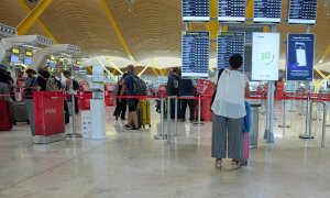 Imagen de archivo de las colas para viajar en avión este verano en el aeropuerto Adolfo Suárez Madrid-Barajas.