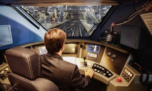 Un maquinista dentro del primer tren de Iryo, la nueva firma de alta velocidad que comienza a operar en España.
