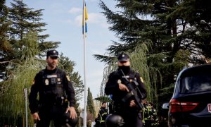 Dos Agentes de Policía en la embajada de Ucrania donde se ha producido una explosión, a 30 de noviembre de 2022, en Madrid.