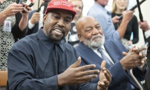 El rapero Kanye West, que ahora se hace llamar Ye, luce una gorra de "Make America Great Again"