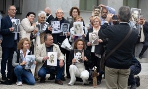 Foto de familia de los familiares de víctimas por el Día de Recuerdo y Homenaje a todas las víctimas del golpe militar, la guerra y la dictadura, a 31 de octubre de 2022, en Madrid (España).