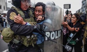 Manifestantes que respaldan al destituido presidente Pedro Castillo enfrentan a la Policía, a las afueras de la Prefectura de Lima, donde permanece detenido el ahora expresidente, hoy, en Lima (Perú).