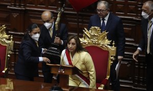 La abogada Dina Boluarte es juramentada como nueva presidenta del Perú a 7 de diciembre de 2022, en la sede del Congreso en Lima.
