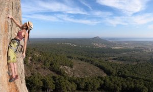 11/2022 - Una dona escalant al Parc del Montgrí, les Illes Medes i el Baix Ter.
