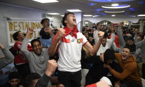 Seguidores de la selección de Marruecos celebran la victoria ante España en el Mundial de Catar en un bar de El Ejido, Almería, a 6 de diciembre de 2022.