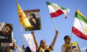 Varias personas se manifiestan con banderas de Irán y retratos de Mahsa Amini en apoyo a las protestas en el país, frente al Capitolio de los Estados Unidos