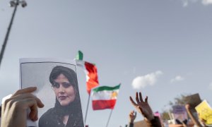 Una persona sostiene durante una manifestación en Turquía un retrato de Mahsa Amini, cuya muerte fue el detonante de las protestas en Irán