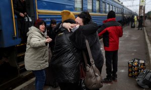 10/12/2022 Un grupo de personas se abraza en la estación de tren de la región de Kramatorsk, en el Donetsk (Ucrania)