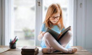 Imagen niño leyendo.