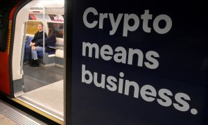 Un anuncio en el metro de Londres promueve las criptomonedas, en una imagen de archivo tomada en noviembre de 2022