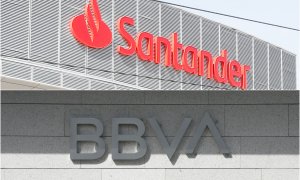 Los logos de Banco de Santander y BBVA en sus respectivas sedes en Madrid.