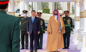 El príncipe heredero de Arabia Saudí , Mohammed Bin Salman, da la bienvenida al presidente chino, Xi Jinping, en Riyadh, Arabia Saudí , el 8 de diciembre de 2022.