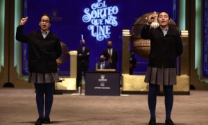 Dos de las niñas posan después de cantar el primer premio durante la celebración del Sorteo Extraordinario de la Lotería de Navidad en el Teatro Real de Madrid- 22/12/2021