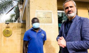 El joven sudanés Basir (nombre ficticio para proteger su identidad) junto a su abogado Arsenio G. Cores en la Embajada de España en Marruecos, a 13 de diciembre de 2022.
