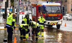 Bomberos evacúan una balsa de agua de una gasolinera, en la Avenida de la Ciudad de Barcelona, a 14 de diciembre de 2022, en Madrid.