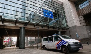 Un vehículo de la Policía frente al Parlamento Europeo, en Bruselas.