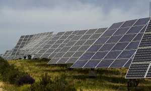 Los paneles solares se ven en un campo de Mahora, cerca de la ciudad de Albacete.