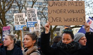 Enfermeras del NHS se manifiestan frente al Hospital St. Thomas en Londres, Gran Bretaña, 15 de diciembre de 2022.