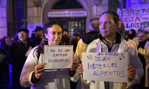 Dos profesionales sanitarios protestasn después de que la Consejería de Sanidad impida trasladar alimentos a los médicos encerrados en el edificio.