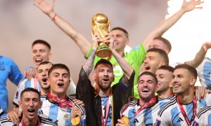 Lionel Messi levanta la Copa del Mundo después de que Argentina ganara la final del Mundial de Catar a Francia