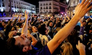 Cientos de aficionados argentinos celebran la victoria de la Selección Argentina en el Mundial de Catar 2022 en la Puerta del Sol de Madrid.
