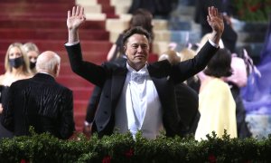 El magnate de los negocios Elon Musk llega para asistir a la Met Gala 2022 en el Museo Metropolitano de Arte