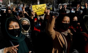 Decenas de mujeres se manifiestan en Afganistán contra los talibanes por vetar su acceso a las universidades.