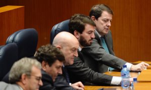 El presidente de la Junta de Castilla y León, Alfonso Fernández Mañueco, y el vicepresidente, Juan García Gallardo , durante la votación del proyecto de ley de Presupuestos de la Comunidad para 2023, a 23 de diciembre de 2022.