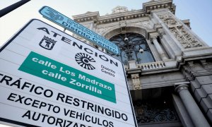 Una señal de tráfico informa sobre la entrada en vigor de la Zona de Bajas Emisiones (ZBE), a 3 de enero de 2022, en Madrid