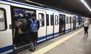 Fotografía de archivo de pasajeros entrando a un vagón en la estación de metro de Atocha, en Madrid a 11 de enero de 2021.