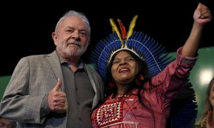 El recién elegido presidente de Brasil, Lula da Silva, y Sonia Guajara, que encabezará el nuevo Ministerio de los Pueblos Originarios.