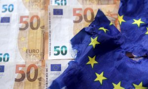 Ilustración de una bandera desgarrada de la Unión Europea junto a billetes de euros, el pasado 7 de septiembre de 2022.