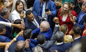 El presidente electo de Brasil, Luiz Inacio Lula da Silva, es recibido en el Congreso Nacional por numerosos jefes de estado y funcionarios gubernamentales durante su ceremonia de investidura.