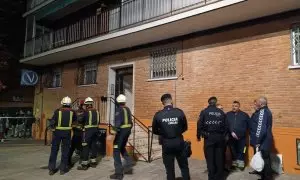 Bomberos y Policía Municipal durante el desalojo del último edificio afectado por las obras de la línea 7B de metro en San Fernando de Henares, Madrid, el pasado martes.