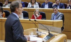 5/1/23 Nadia Calviño y Pedro Sánchez atienden a la intervención de Alberto Núñez Feijóo el pasado 18 de octubre en el Senado.